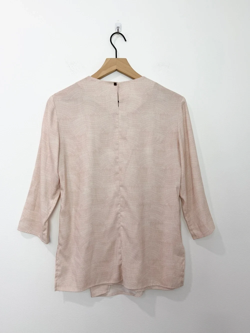 MM Lafleur Bourgeois Blouse Size Small Beige Drape Split Front Silky Line Print